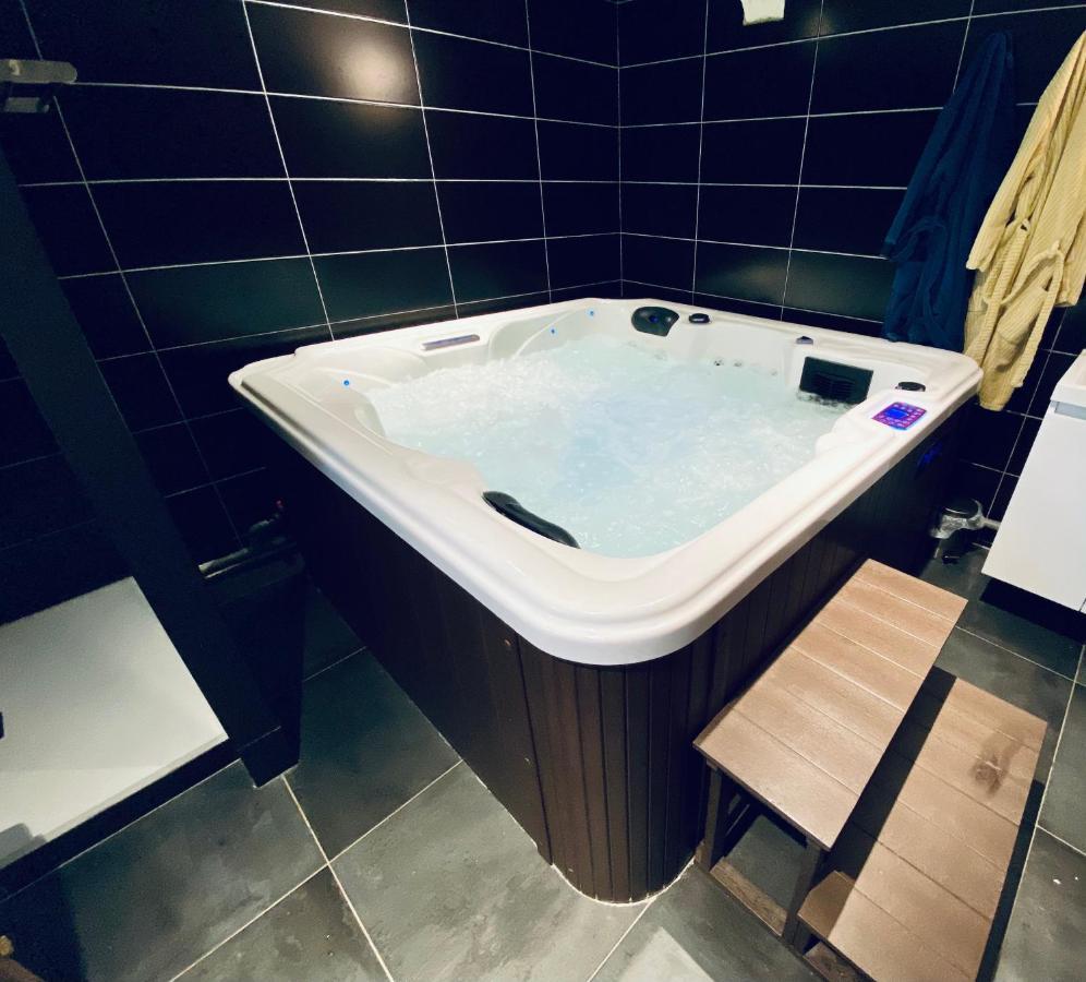 Апартаменти Escapade Romantique - Jacuzzi Et Parking Prive - 002 Руан Екстер'єр фото