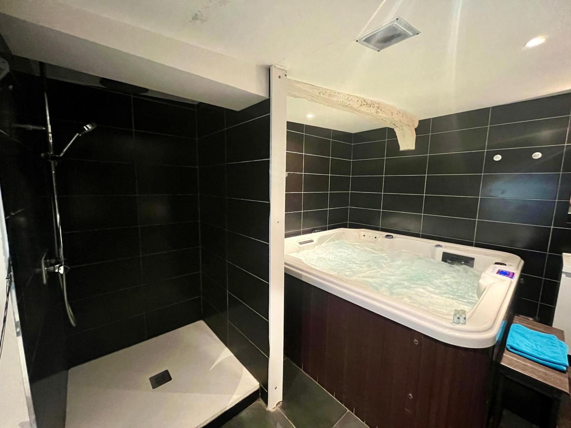 Апартаменти Escapade Romantique - Jacuzzi Et Parking Prive - 002 Руан Екстер'єр фото